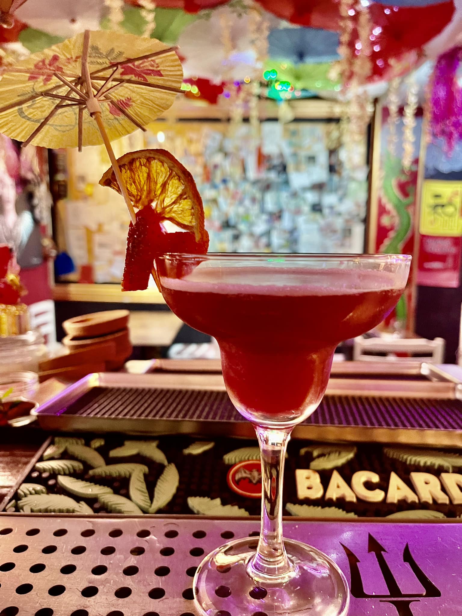 Luzes púrpura no interior do restaurante