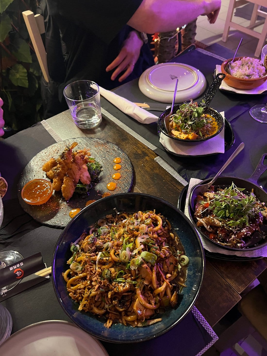 Interior com mural de geisha