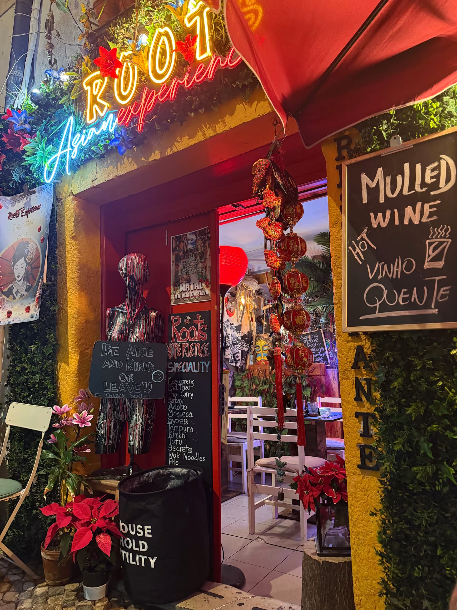 Ambiente noturno — janelas com neon