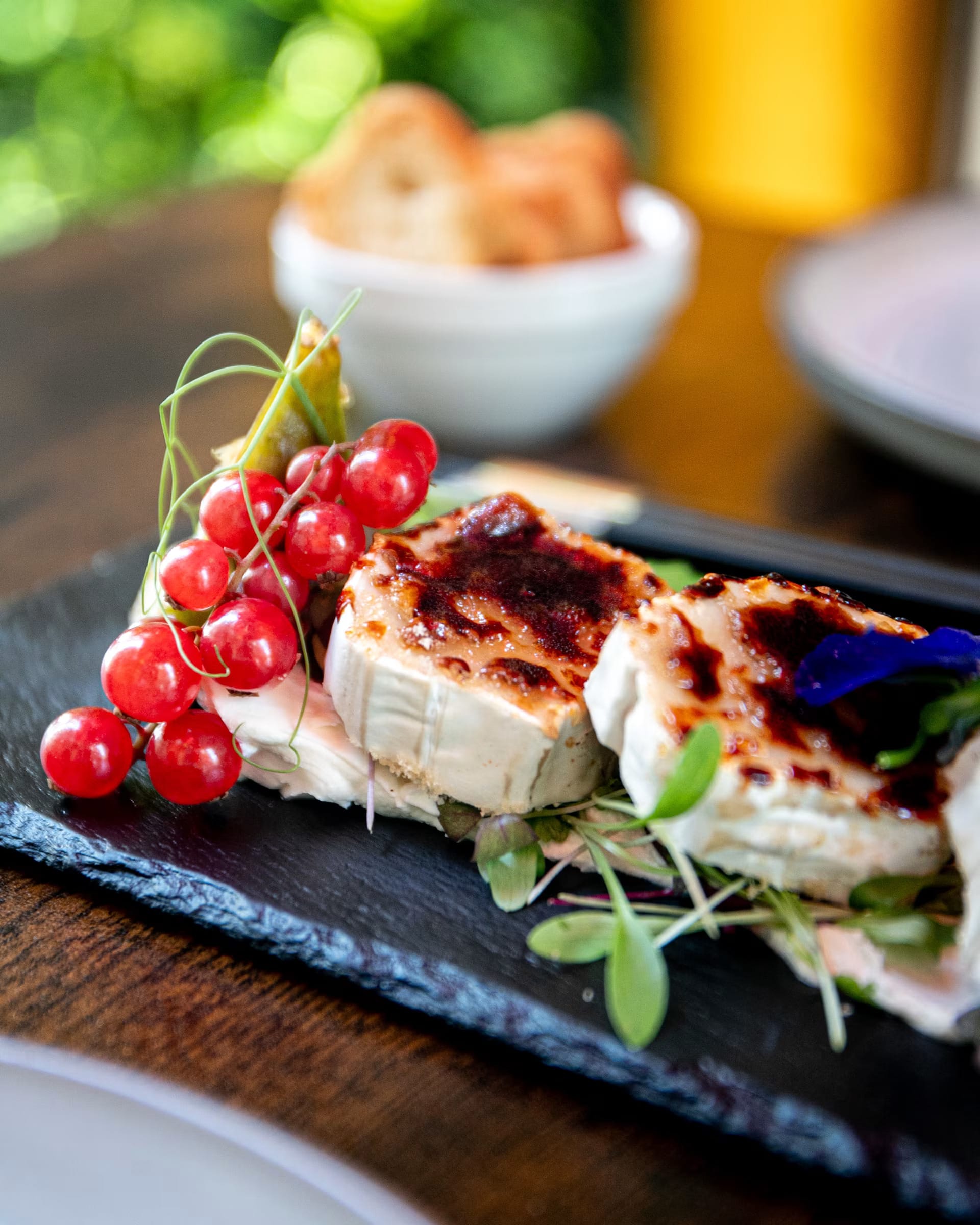 Camarão tempura com flores e manga